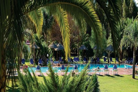 La Résidence Baia delle Palme est située dans un grand parc entouré de palmiers, derrière lequel se trouve la plage gratuite de Cala Brianza, à seulement 250 mètres de la résidence. La plage de Foxi 'e Sali se trouve à seulement 800 mètres. La réside...