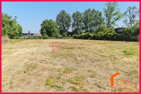 Magnifique opportunité terrain constructible de 1059m² à vendre dans un cadre idyllique sur la commune de Campagne-Les-Hesdin. Niché à proximité immédiate du centre du village, ce terrain offre une opportunité unique de construire la maison de vos rê...