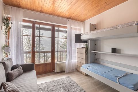 The studio in Orcières has capacity for 4 persons. Accommodation of 22 m² cozy and is very light, located on at the foot of the ski slope, It has mountain and slopes. The property is located 50 m ski resort, 150 m from the restaurant 