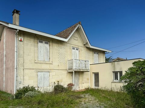 Solution Immo vous propose à la vente cette charmante maison en pierre entièrement rénovée à St-Sulpice-et-Cameyrac à deux pas de la gare, à 15 mn de Bordeaux et proche de toutes commodités. La maison se compose d'une belle pièce à vivre avec une jol...