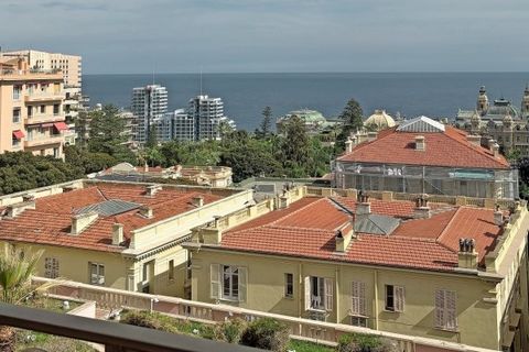 Dans cet immeuble de standing à deux pas du Casino, des prestigieux restaurants, hôtels et boutiques de luxe, un appartement de 4 pièces, environ 148 m², entièrement rénové jouissant d'une vue sur les jardins du casino, la mer en arrière plan et se c...