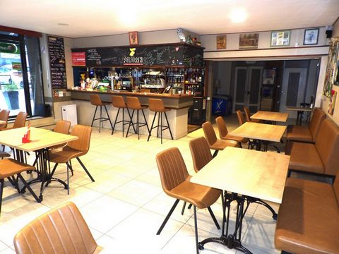 En plein coeur de la charmante commune de Saint Savinien, idéalement situé proche des halles, fonds de commerce BAR BRASSERIE PMU avec salle intérieure 50 places et double terrasse extérieure (hiver 20 places, été 100 places). Fort potentiel de dével...