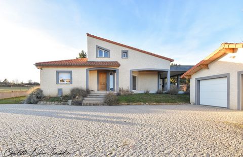 Sur la Commune de Chanonat, tombez sous le charme de cette maison de 2007 édifiée sur une parcelle de 2 039 m2. Lumières traversantes, plancher chauffant, double garage, vue dégagée, tout a été pensé pour un confort optimal. Malgré son volume de 184 ...