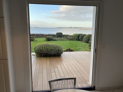 L'agence AIM Immobilier a le plaisir de vous présenter une propriété d'exception au cœur du Golfe du Morbihan, à 15 minutes du port de Vannes. Située dans un cadre enchanteur, cette demeure de 200 m2 offre une vue imprenable et un accès direct aux ea...