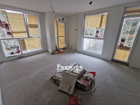 Przestronny apartament z trzema sypialniami w mieście Burgas. Nowy, luksusowy budynek z aktem 16. Mieszkanie znajduje się na 5 piętrze z łącznej liczby 7. Składa się z przestronnego holu wejściowego, trzech sypialni, dużego salonu połączonego z kuchn...