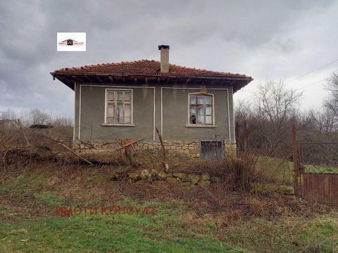 Imoti Consult propose une maison située dans le pittoresque village de montagne de Chakali. Il est situé au cœur de l’Elena Balkan. Le village n’est qu’à 11 km. de la ville d’Elena et à 47 km. de la ville de Veliko Tarnovo. Un paradis qui offre une n...