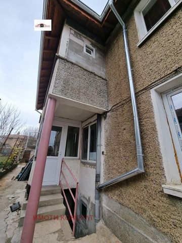 L’agence Imoti Consult vous propose une maison jumelle en briques pleines de deux étages, située dans la ville de Sofia. Lyaskovets est à distance de marche du centre-ville. La superficie de la propriété est de 120 m². m., répartis sur deux étages co...