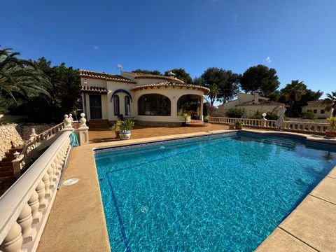 UBICACIÓN, UBICACIÓN, UBICACIÓN, Se vende casa muy bien distribuida y de buen tamaño en la urbanización San Jaime, con farolas en las calles, jardines y guarda. Bonitas vistas al mar, al peñón d'Ifach y a Bernia. A tan solo 1 km de supermercado y ser...