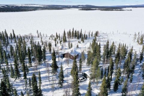 Eine Traumimmobilie, die auf einen neuen Besitzer wartetIn der wunderschönen Umgebung von Äkäsjärvi, in der Ruhe Lapplands und im Schoß der Natur. Dieses einzigartige Blockhaus bietet den perfekten Rahmen für Entspannung und Freizeit, nur wenige Schr...