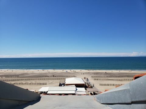 Dieses Apartment befindet sich in der obersten Etage einer Strandresidenz und bietet einen atemberaubenden Meerblick. Es verfügt über ein Wohnzimmer mit Küche, ein Schlafzimmer, ein Badezimmer und separate Toiletten. Ideal gelegen im Stadtzentrum, in...