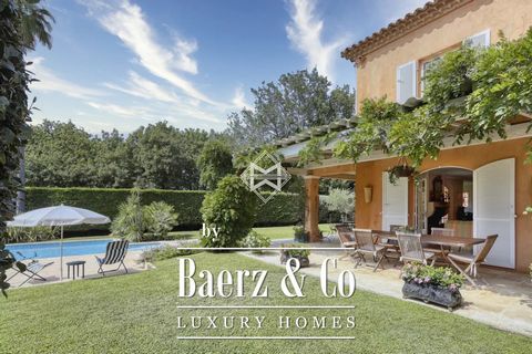 In the heart of a secured domain near the center of Saint-Tropez, a property full of charm and character. On a flat land of 1 500 m2 a provençal style construction, on two levels with outbuildings and swimming pool. On the ground floor, an entrance h...