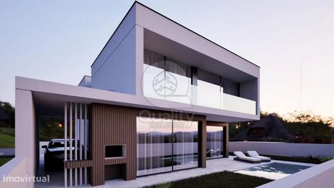 Située dans la charmante Quinta do Anjo, cette superbe villa de 4 chambres offre une combinaison parfaite d’espace, de confort et de modernité. Située sur un terrain généreux, cette propriété présente un design tout terrain, offrant une expérience ré...