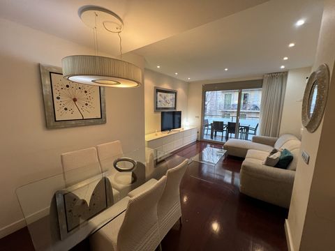 Descubre este magnífico piso de 118m² en una finca moderna de 2009 con ascensor, ubicado en una de las zonas más exclusivas de la ciudad.Distribución perfecta:- Amplio y luminoso salón-comedor- Cocina office independiente - 2 habitaciones dobles con ...