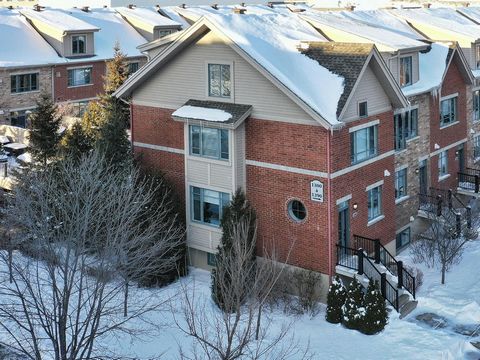 Nouveauté! Maison de ville de luxe sur un coin construction de matériaux de qualité à air ouverte sur 4 palier, 2200 pc habitable, cuisine refait avec un grand îlot centrale comptoir Quartz, réfrigérateur encastré comme les armoires de cuisine, Foyer...