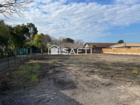 Beau terrain plat de 576 m² dans un secteur très calme, avec une belle largeur de façade. Zone Ucb du Plu avec une emprise au sol de 30 %, permettant la construction d'une maison de plain pied uniquement. Belle exposition (plein Sud). Permis de const...