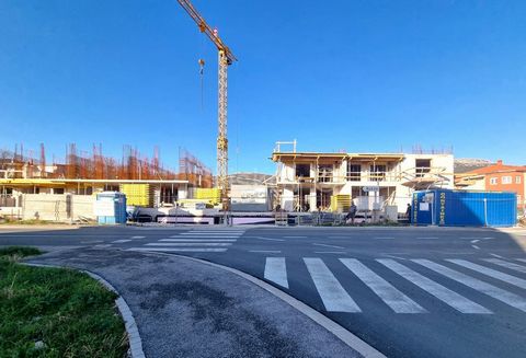 Kaštel Novi, New residential building under construction The building is located on the south side of the Trogir-Split expressway, excellent traffic connections. Parking spaces exclusively in the garage, connected to the entire building by an elevato...