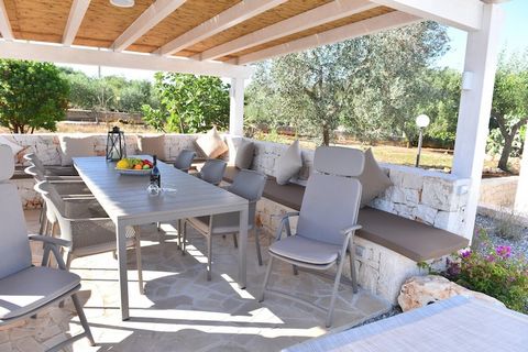 I Trulli dell'amore sono ideali per le famiglie che apprezzano il comfort e la privacy. Offre posti letto per 6 persone, due camere da letto, 2 bagni, un soggiorno e una cucina interna ed esterna con barbecue. Relax in veranda Godetevi la splendida v...