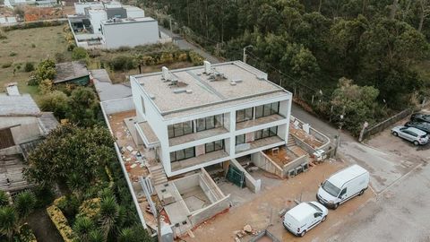 Magnifique villa T4, de construction récente, avec une architecture moderne et des finitions de grande qualité, située à Madalena, Vila Nova de Gaia. Cette propriété offre un style de vie parfait pour ceux qui apprécient le souci du détail et le bon ...