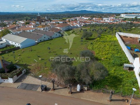 Se você procura um terreno amplo em uma das localidades mais encantadoras do Alentejo, este lote urbano de 893m² em Alandroal é a opção perfeita. Localizada em uma vila histórica rica em cultura e tradição, Alandroal oferece a combinação ideal entre ...