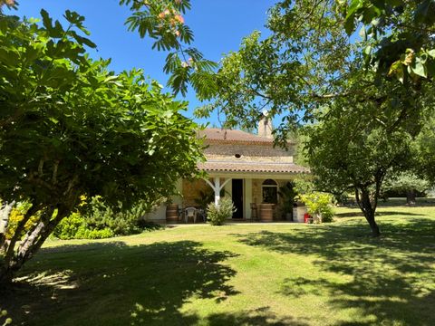 Très belle propriété en pierre à la campagne de 186m2 sans vis-à-vis avec un séjour de 55 m2 avec cheminée, 3 chambres, un grand et très agréable préau, une terrasse couverte avec jacuzzi donnant sur le parc. Au calme en pleine nature, proche dun jol...