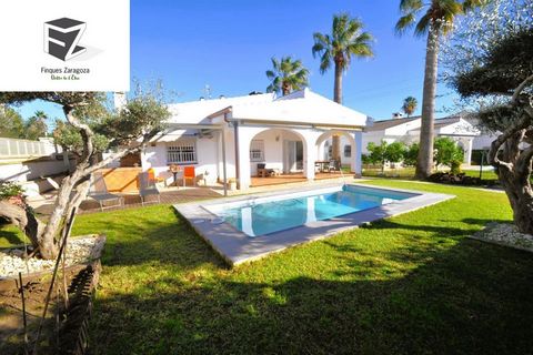 Villa in de urbanisatie Serramar en op 200 meter van het strand. Het heeft een bebouwde oppervlakte van 126 m2. Het heeft 3 slaapkamers, 2 badkamers, een grote woonkamer met een ingerichte keuken. Het huis heeft een open haard in de woonkamer en airc...