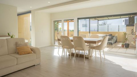 Olá, acabou de entrar na sua futura casa, onde impera a tranquilidade, segurança e natureza. Ampla sala com acesso à área exterior onde pode confraternizar com amigos e família, zona de barbecue tendo como companheiro um limoeiro e amplo espaço para ...