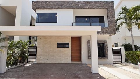 Preciosa casa en Residencial Lagos del Sol Terreno 387.74m / Construccion 344.67m Dos niveles, acabados de primera calidad, vidrios polarizados en todas las ventanas PB - recámara de visitas con vestidor y baño Sala, comedor, preciosa cocina con horn...