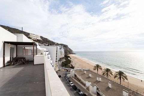 Vivre à Sesimbra, surplombant la mer et proche de Praia da California, ressemble à un véritable paradis ! La combinaison d’un appartement rénové de 3 chambres, d’une superficie de 112 m², et avec vue sur la mer et les montagnes est un luxe. De plus, ...