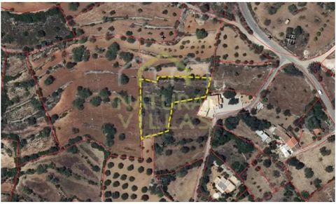 Das rustikale Grundstück von 2.160 m² in Azinheiro, Estoi, bietet eine einzigartige Gelegenheit für diejenigen, die Ruhe, Privatsphäre und eine authentische Verbindung mit der Natur der Algarve suchen. Das Land liegt in einem Gebiet von unvergleichli...