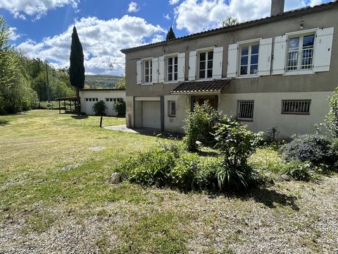 Come and discover this pretty renovated building, located on the banks of the river, on a plot of 2400 m². This property, with a living area of 290 m², is composed as follows: - Ground floor: an independent apartment of 94 m², an entrance hall, 3 roo...