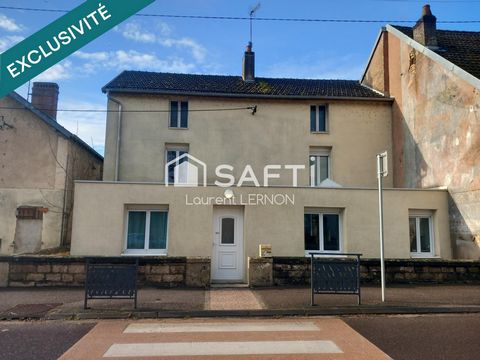 Située au cœur de la ville à quelques pas de la Saône, venez découvrir cette maison rénovée avec goût, habitable de suite. Le rez de chaussée est idéalement composé d'une chambre, cuisine équipée, salon avec accès à la terrasse, salle à manger, salle...