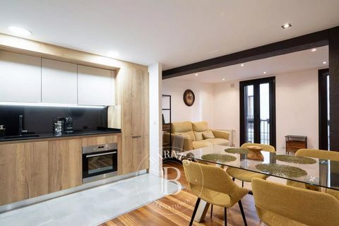 Barnes presenteert een onlangs gerenoveerd appartement van 68 m² in de oude binnenstad van San Sebastián. Het bestaat uit 2 slaapkamers, een complete badkamer en een volledig uitgeruste keuken die uitkomt op een woonkamer. Met twee balkons met uitzic...