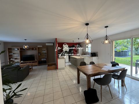 À vendre à Roquefort, charmante maison de 123 m2 située dans un quartier calme et proche de toutes commodités. Cette maison familiale offre 3 chambres spacieuses avec placards, un bureau également équipé d'un placard, une salle de bain moderne, ainsi...