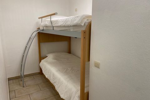 Cet appartement confortable au troisième étage offre un séjour serein avec une belle vue sur le chenal de navigation. Il comprend une chambre avec un lit double, ainsi qu'un coin nuit avec un lit superposé, ce qui le rend idéal pour accueillir jusqu'...