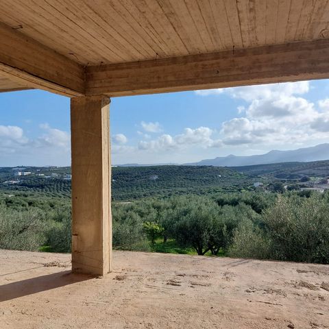 Sitia, Oost-Kreta: Appartement op de begane grond in aanbouw op 2 km van de zee. Het pand ligt buiten de stad Sitia op een perceel van 2000m2 met olijfbomen en fruitbomen. Het appartement in aanbouw is 65m2 en bestaat uit een open woon-keuken, twee s...