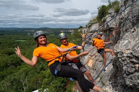 800 m vom mittelalterlichen Dorf entfernt besteht der VVF von Collonges-la-Rouge aus zweistöckigen Ferienhäusern. Dieser Club liegt im Herzen eines Eichenhains und ist ideal für einen Aufenthalt im Dordogne-Tal gelegen.