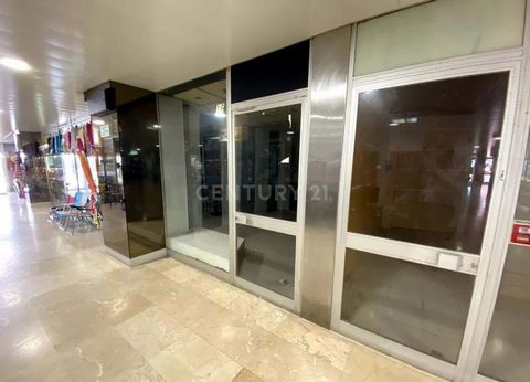 Situé au cur de Costa da Caparica, dans le prestigieux Centre Commercial Oceano, ce magasin de 17 mètres carrés offre un emplacement de choix pour les entreprises à la recherche de visibilité et d'un environnement commercial dynamique. Avec un espace...