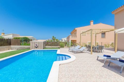 This impressive house has dreamlike exteriors, where the star is the beautiful chlorine pool, measuring 10 x 5 m and 1.6 to 1.8 m deep. It is surrounded half by grass and half by a fantastic terrace with 8 sun loungers and a wooden structure, under w...