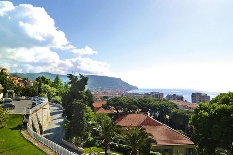 Het adembenemende panoramische uitzicht over de Ligurische Zee doet u het dagelijkse leven vergeten. Geniet van een zorgeloze vakantie in de terraswoning, waar het balkon van uw appartement de hele dag een spectaculair uitzicht biedt. Zwem in het zwe...