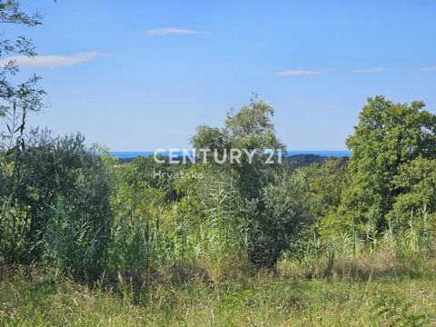 Building land with a building permit - sea view and Brtonigla! BRTONIGLA, for sale is a building plot of 897 m2 with a building permit for a beautiful house with a pool. The location is excellent, near all amenities within 300 m, shops, bars, restaur...