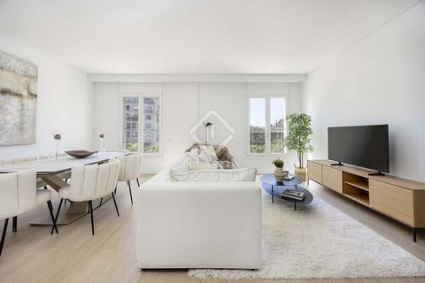 This 133 m² renovated property is located on the fifth floor of a classic-style building dating back to 1955 with a newly renovated façade, communal areas and utility installations. The clean appearance of the elegant façade and the bright, chic lobb...