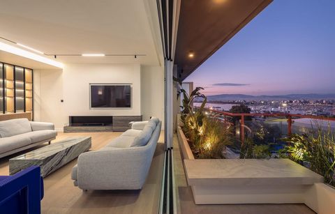 Perché au 8ème étage, ce superbe penthouse de 122 m² offre un mélange inégalé de luxe, de confort et de vues panoramiques, capturant l’essence de la vie athénienne haut de gamme. Entièrement rénovée en 2024, cette élégante résidence bénéficie d’un de...
