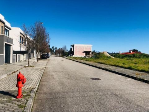 Urban land with 140 m2, with the possibility of building a 3-storey house, in Vila Nova de Famalicão. Excellent access, very close to the shopping area and with excellent sun exposure. ENVIRONMENT: Existence of infrastructure in adjacent streets (san...