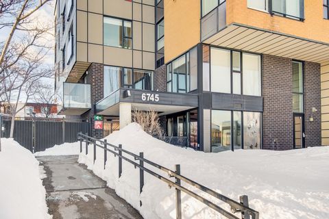 Superb 3 bedroom condo on 2 floors with heated garage, in a recent building, close to all services and public transportation. The condo includes an indoor garage and storage space. It is a large condo, decorated to the taste of the day. There are lar...