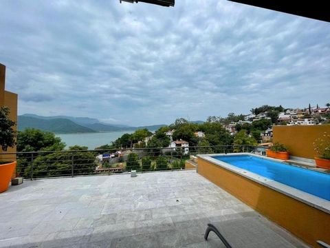 Casa en Venta en Valle de Bravo.Venta de Casa.hermosa casa en el encantador pueblo de Valle de Bravo. Esta casa cuenta con cuatro amplias recámaras y cuatro baños, ofreciendo comodidad y espacio para todos. Desde su terraza, podrás disfrutar de un he...