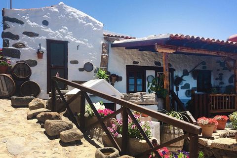 Deux Casas Rurales d'environ 100 ans qui ont été restaurées avec amour et décorées avec un mélange réussi de meubles traditionnels et d'éléments modernes. Les propriétés sont à 700 mètres au-dessus du niveau de la mer sur un beau terrain communal et ...