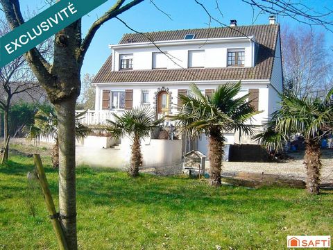 Située à Fort-Mahon-Plage (80120), proche de la plage à moins de 2 km. Cette maison de style traditionnel édifiée sur un terrain de plus de 1300 m² environ présente 9 pièces dont un espace de vie avec cuisine ouverte et plafond cathédrale, agrémenté ...