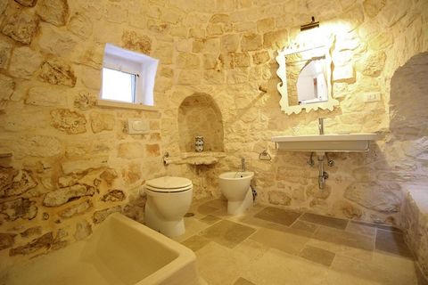 Trullo restaurato ed elegantemente arredato con un'incantevole area piscina in una posizione idilliaca nella Valle d'Itra vicino a Ostuni. Trascorri la tua vacanza rilassante con la famiglia o gli amici in una proprietà di un ettaro in un paesaggio n...