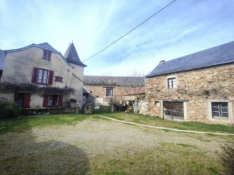 Farmhouse of 140m² with exceptional potential. Located in a peaceful setting with an unobstructed view and not overlooked, this rare property will appeal to lovers of renovation projects. Property details: Ground floor: Large bright living room, frie...