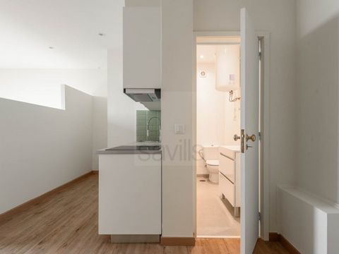 Studio apartment for sale in Matosinhos, furnished and equipped. Facing south, they are very bright, with a large window and unobstructed views. Well located, close to various services and 1 km from Matosinhos beach. Possibility of buying a garage sp...